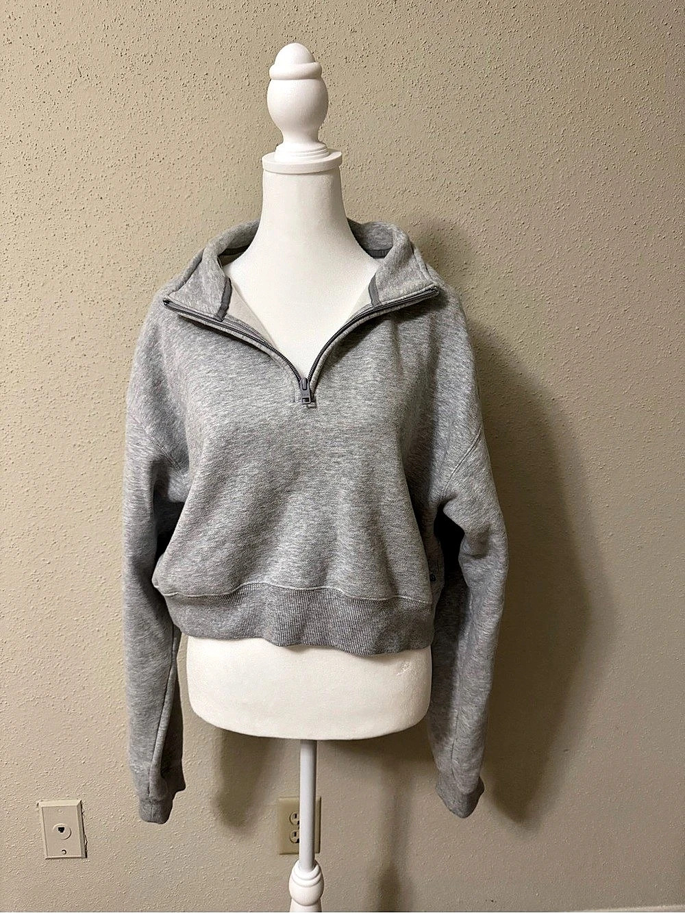 Aritzia TNA Gray Half-Zip Hoodie Size Large